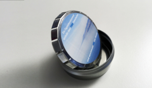 Une bo&icirc;te m&eacute;tallique avec l'image d'un lac bleu.