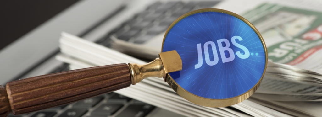 Eine Lupe mit dem Wort Jobs darauf.