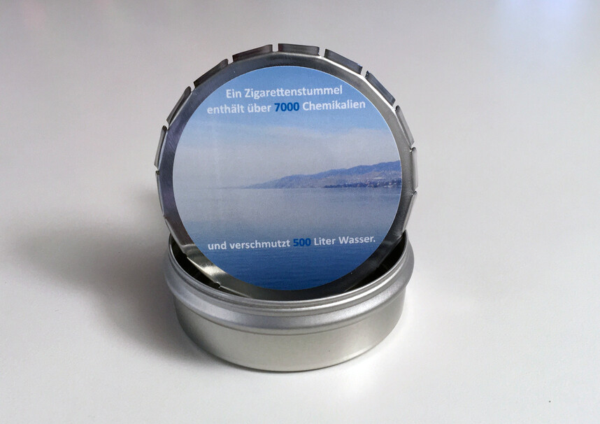 Eine Dose mit einem Bild des Ozeans darauf.