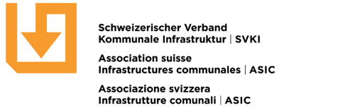Logo und Text des Schweizerischen Verbandes f&uuml;r kommunale Infrastruktur in drei Sprachen: Deutsch (SVKI), Franz&ouml;sisch (ASIC) und Italienisch (ASIC). Auf der linken Seite erscheint ein orangefarbenes Quadrat mit einem nach unten gerichteten Pfeil.