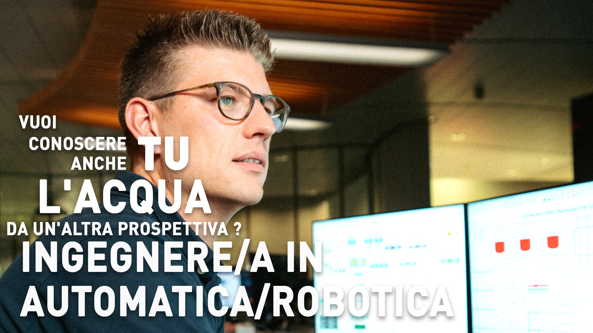 Eine Person in einem B&uuml;ro schaut auf Computerbildschirme. Ein Text auf Italienisch wirbt f&uuml;r das Studium der Automatisierungs-/Robotiktechnik.