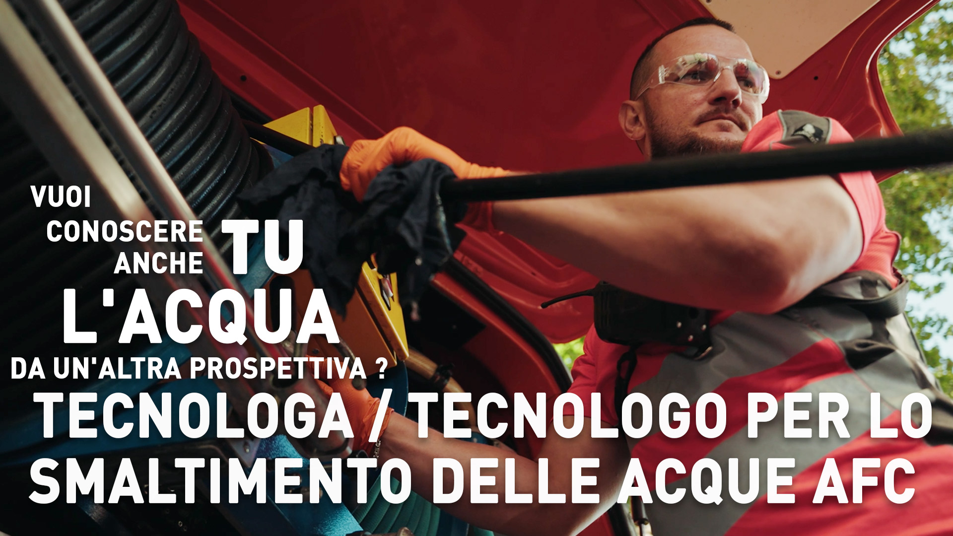 Eine Person mit Schutzhandschuhen und Schutzbrille arbeitet unter einem Fahrzeug. Dar&uuml;ber ist ein fettgedruckter italienischer Text zu Wassertechnologie und Abfallentsorgung eingeblendet.