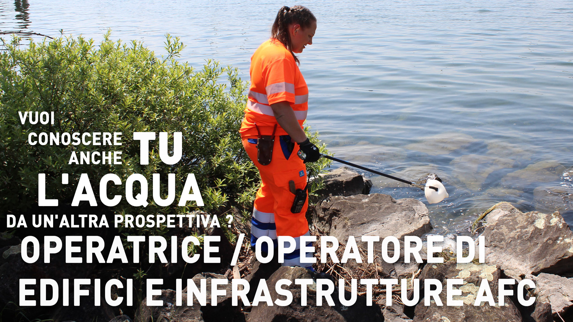 Eine Person in orangefarbener Uniform entnimmt an einem felsigen Ufer eine Wasserprobe. Auf dem Display steht ein italienischer Text zu Berufen im Zusammenhang mit Wasser.